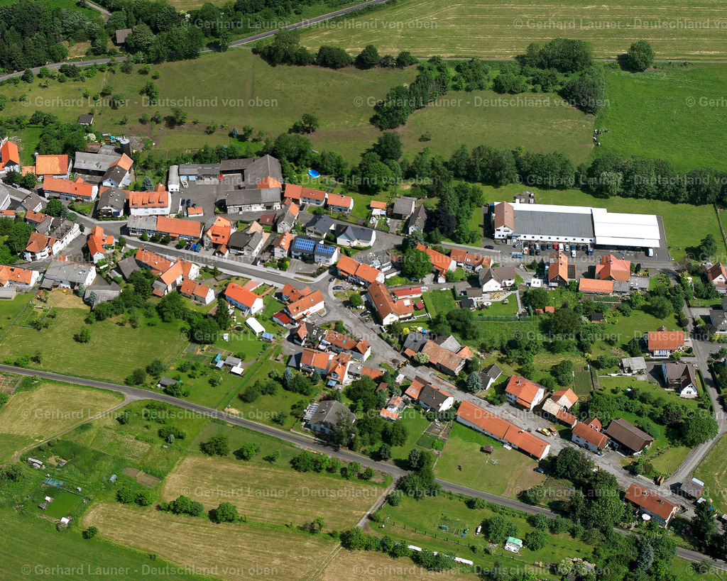 2614753 | BOBENHAUSEN 09.06.2006 Landwirtschaftliche Nutzflächen und Feldgrenzen  umsäumen das Siedlungsgebiet des Dorfes in Bobenhausen im Bundesland Hessen, Deutschland // Agricultural land and field boundaries surround the settlement area of the village  in Bobenhausen in the state Hesse, Germany Foto: Gerhard Launer