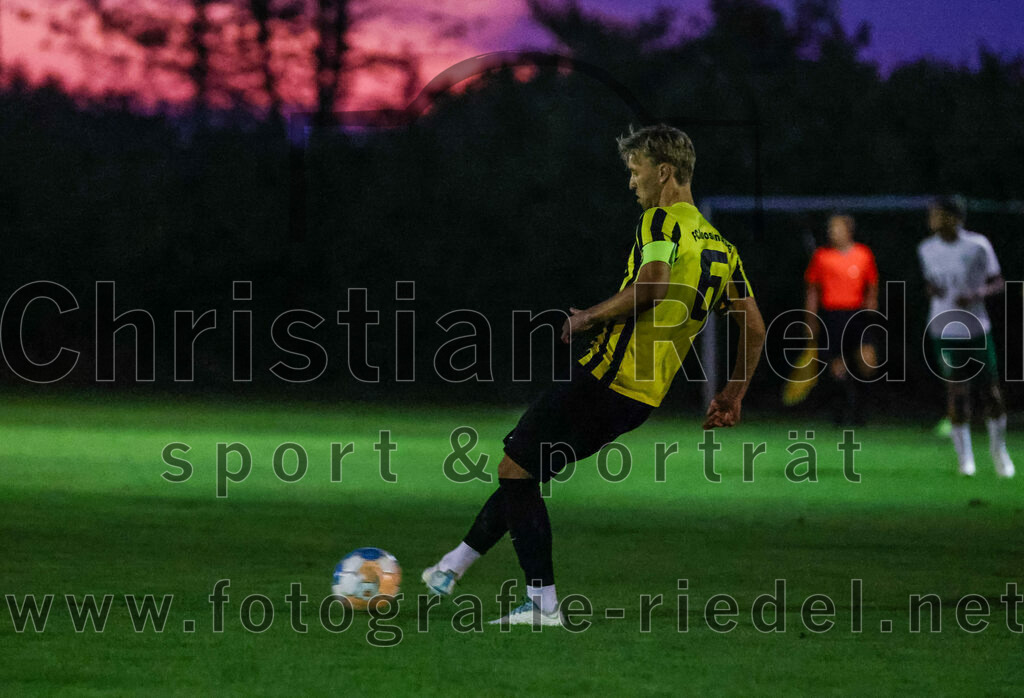 2023-09-15_006_FC_Moosinning_gegen_SV_Waldperlach | Moosinning, Deutschland, 15.09.2023:
Fußball, Bezirksliga Oberbayern Ost 2023 / 2024, 9. Spieltag, FC Moosinning gegen SV Waldperlach, Endergebnis: 0:1

Bastian Lanzinger (FC Moosinning, #6)

Foto: Christian Riedel / fotografie-riedel.net