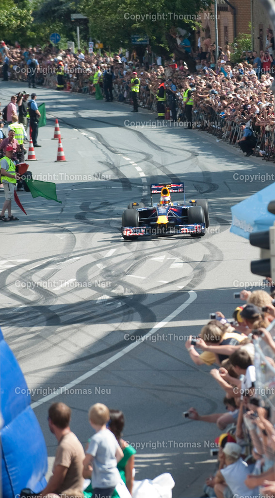 _DSC7297 | Sebastian Vettel beim spektakulären „Home Run“ in Heppenheim: Der Formel-1-Weltmeister fährt im Red-Bull-Rennwagen über die zur Rennstrecke umfunktionierte B3 in seiner Heimatstadt. Tausende Fans feiern ihren Lokalhelden.
