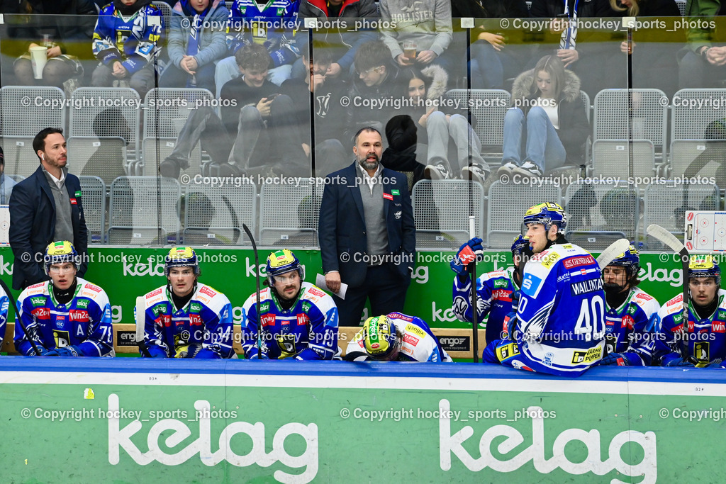 EC IDM WÄRMEPUMPEN VSV vs. HCB Südtirol Alperia | Marco Pewal Assistant Coach EC VSV, Spielerbank EC VSV, Pierre Allard Headcoach EC VSV, EC IDM WÄRMEPUMPEN VSV vs. HCB Südtirol Alperia, EC IDM WÄRMEPUMPEN VSV vs. HCB Südtirol Alperia am 28.12.2025 in Villach (Stadthalle Villach), Austria, (Photo by Bernd Stefan)
