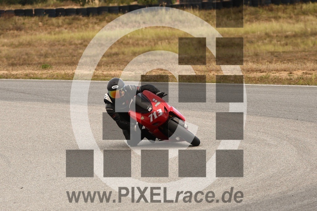 0713-20250913_11393 | Schöne Erinnerungen an spannende Momente - das festzuhalten ist unser Job. PIXELrace.de ist seit 2003 auf den Rennstrecken Europas unterwegs um die Action draußen beim Fahren und die wunderbare Stimmung imm Fahrerlager für euch einzufangen.
