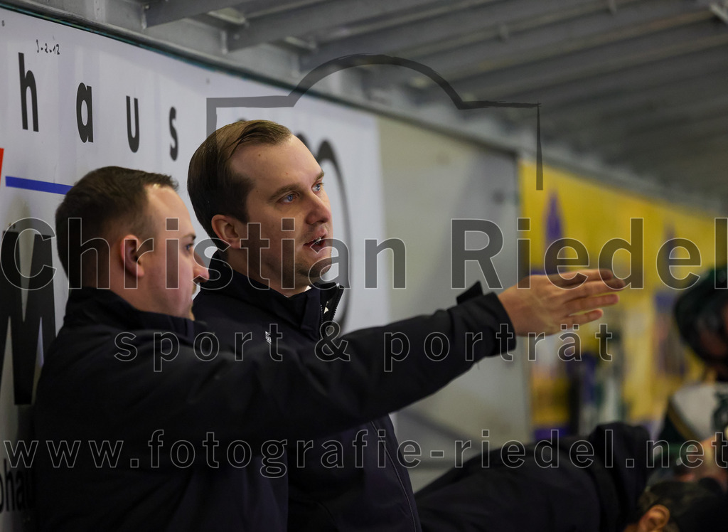 2025-12-14_084_TSV_Erding_gegen_ECDC_Memmingen_Indians | Erding, Deutschland, 14.12.2025:Eishockey, Oberliga Süd 2025 / 2026, 26. Spieltag, TSV Erding gegen ECDC Memmingen Indians, Endergebnis: 1:2Co-Trainer Maximilian Helling (Erding Gladiators), Teamchef Dominik Quinlan (Erding Gladiators)Foto: Christian Riedel / fotografie-riedel.net