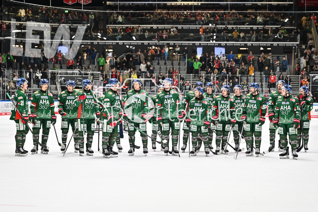 Augsburger Panther - Grizzlys Wolfsburg | AUGSBURG, GERMANY - 15. MARCH: im Bild die Mannschaft der Panther die sich bei den Fans bedankt nach dem Match zwischen den Augsburger Panthern und den Grizzlys Wolfsburg am 52. Spieltag der Penny DEL im Curt Frenzel Stadion