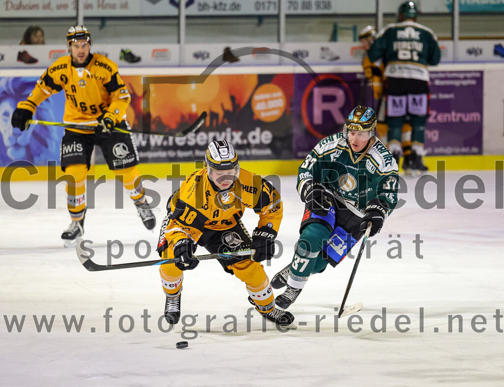 2025-11-02_075_TSV_Erding_gegen_EV_Fuessen | Erding, Deutschland, 02.11.2025:Eishockey, Oberliga Süd 2025 / 2026, 15. Spieltag, TSV Erding gegen EV Füssen, Endergebnis: 2:6Bauer Neudecker (EV Füssen, #18), Thomas Matheson (Erding Gladiators, #37)Foto: Christian Riedel / fotografie-riedel.net