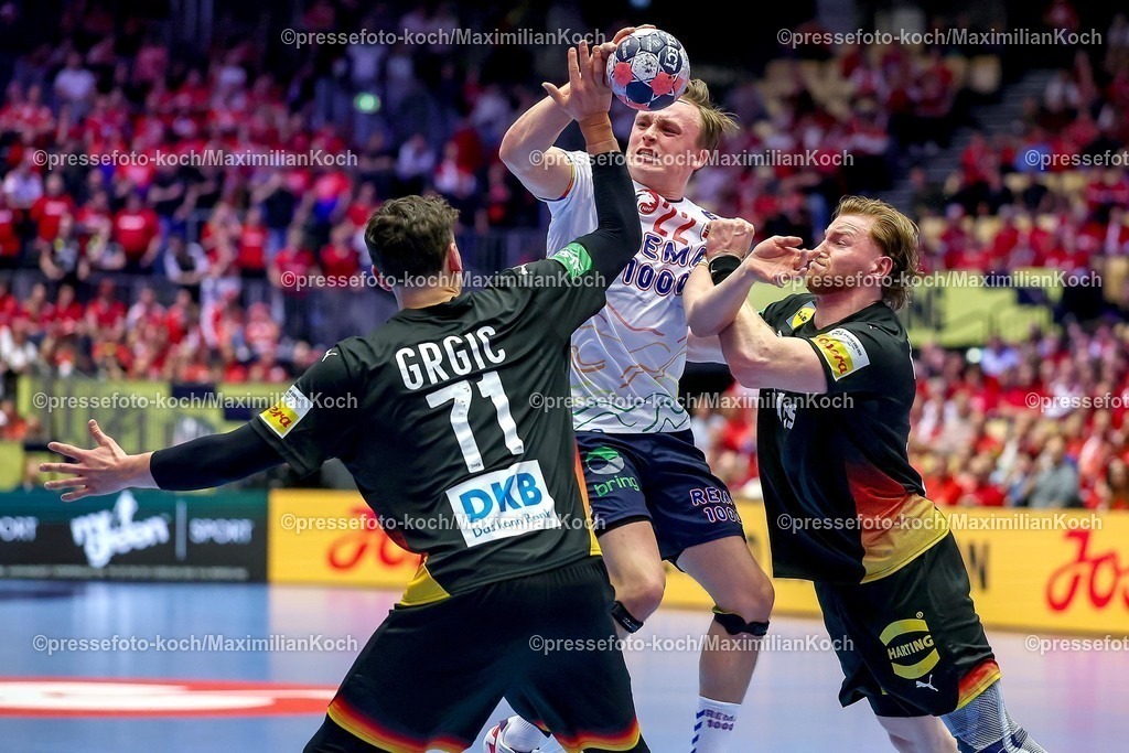 EHF24012603072 | 24.01.2026, Handball, Men's EHF EURO 2026, Deutschland - Norwegen, Jyske Bank Boxen in Herning, Dänemark, Main Round:  Marko Grgic (Germany #71)  Tom Kiesler (Germany #30) verteidigen gegen  Tobias Schjolberg Grondahl (Norway #22) 