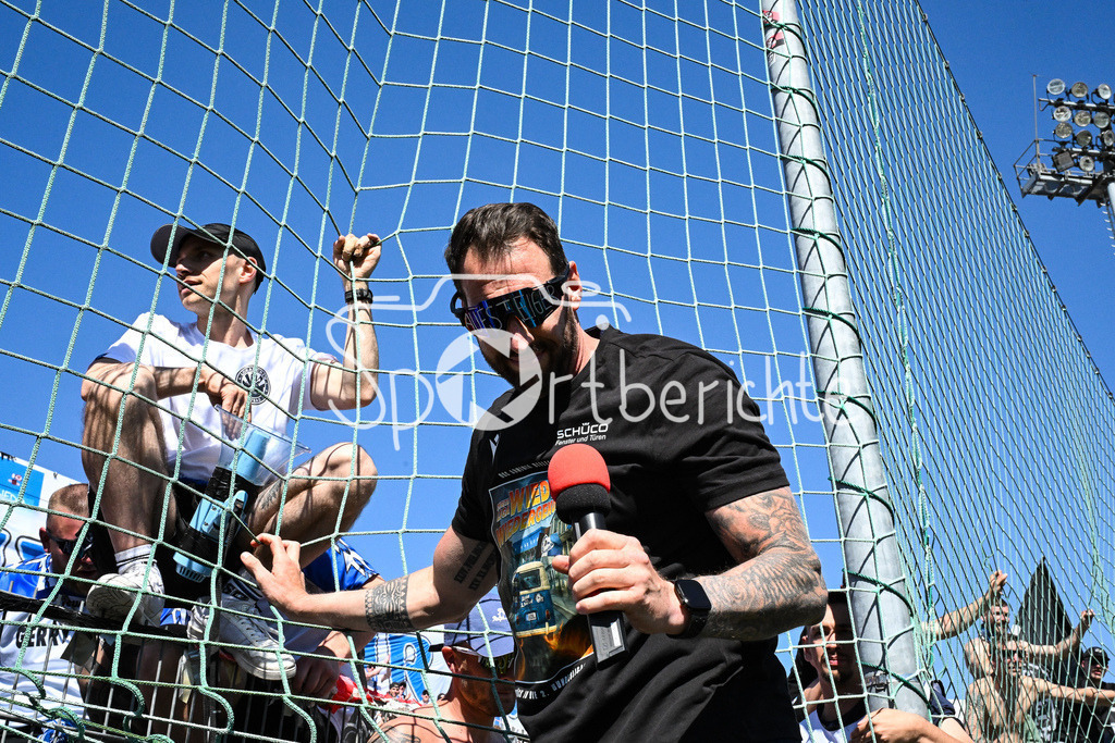 SpVgg Unterhaching - Arminia Bielefeld | Die Mannschaft aus Bielefeld feiert zusammen mit den Fans den Sieg und den Aufstieg in Unterhaching / Bierdursche / Bier / Freude / Happy / Gluecklich / 3. Liga: SpVgg Unterhaching - Arminia Bielefeld, Uhlsport Park am 11.05.2025 / Grenzenloser Jubel / Michel KNIAT Trainer Arminia Bielefeld mit Mikrofon auf dem Zaun
