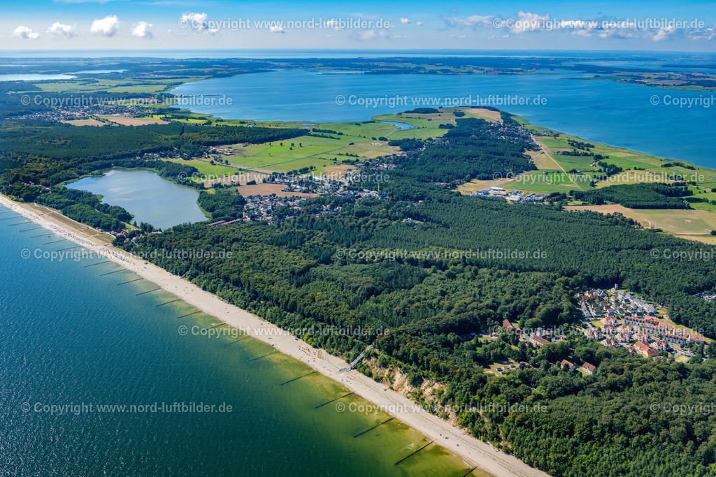 Kölpinsee_Usedom_ELS_7594100822 | LODDIN 10.08.2022 Küsten- Landschaft am Sandstrand der der Ostsee in Kölpinsee im Bundesland Mecklenburg-Vorpommern, Deutschland. Weiterführende Informationen bei: BEROLINA Hotel- und Gaststättengesellschaft mbH Strandhotel Seerose Kölpinsee. // Coastline on the sandy beach of of Baltic Sea in Koelpinsee in the state Mecklenburg - Western Pomerania, Germany. Further information at: BEROLINA Hotel- und Gaststaettengesellschaft mbH Strandhotel Seerose Koelpinsee. Foto: Martin Elsen