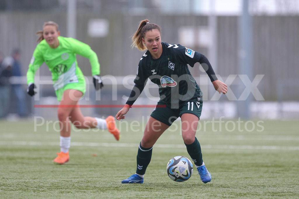 Fussball, Testspiel Frauen, VfL Wolfsburg II - SV Werder Bremen | v.li.: Maja Sternad (SV Werder Bremen, 11) am Ball, Einzelbild, Ganzkörper, Aktion, Action, Spielszene