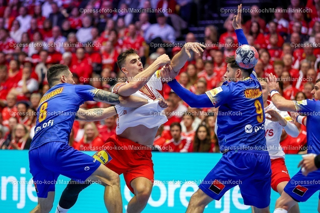 EHF18012602062 | 18.01.2026, Handball, Men's EHF EURO 2026, Dänemark - Rumänien, Jyske Bank Boxen in Herning, Dänemark, Preliminary Round:  Mads Hoxer Hangaard (Denmark #38) im Zweikampf gegen   Robert Mihai Militaru (Romania #08)   Sorin Paul Grigore (Romania #09) 