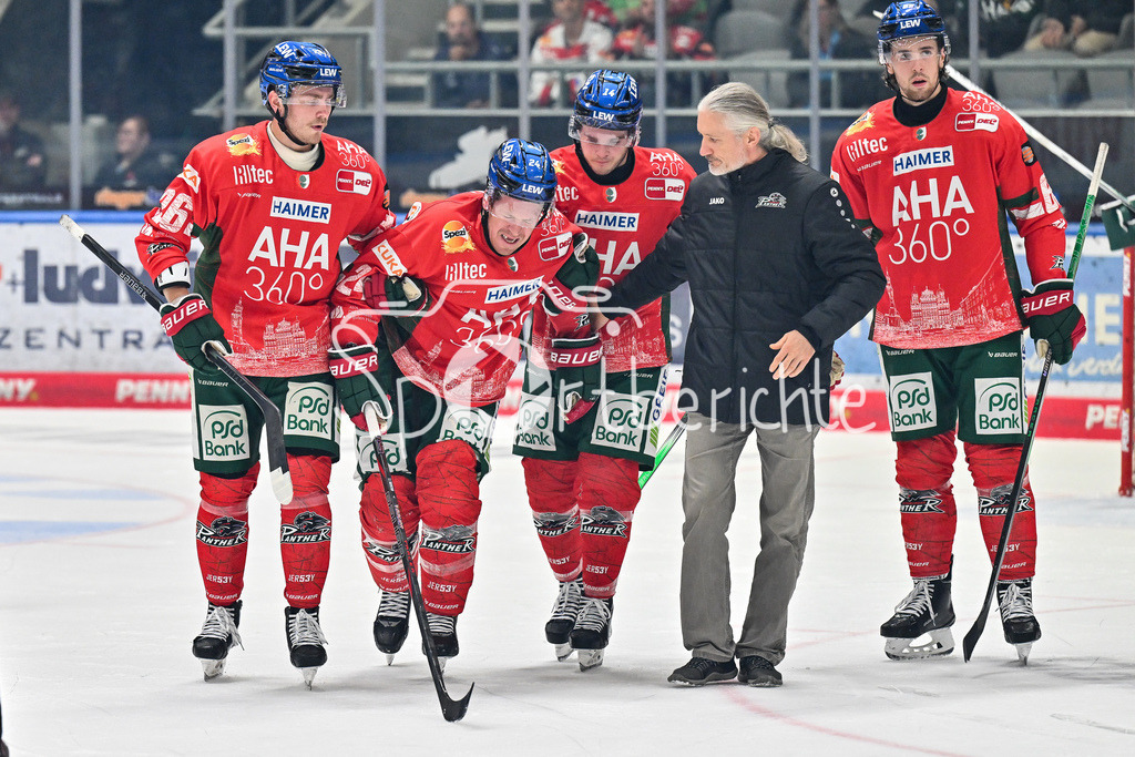 Augsburger Panther - Iserlohn Roosters | der vom Puck getroffene T. J. TREVELYAN (Augsburger Panther #24) wird von Alexander BLANK (Augsburger Panther 26) und D. J. BUSDEKER (Augsburger Panther #14) vom Eis gebracht / Penny DEL: Augsburger Panther - Iserlohn Roosters; Curt Frenzel Stadion am 21.09.2025
