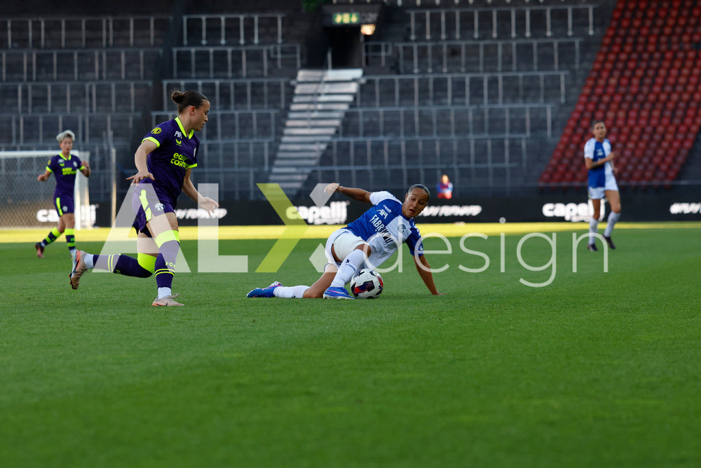 GC Zürich vs FC Zürich - AXA Women’s Super League Playoffs - Stadion Letzigrund | ALILA BELÉN IPPOLITO of Grasshopper Club Zürich and SANJA KOVACEVIC of FC Zürich duel during the AXA Women’s Super League Playoffs quarter-final second leg between GC Zürich and FC Zürich at Stadion Letzigrund, Zurich, Switzerland. - Realisiert mit Pictrs.com