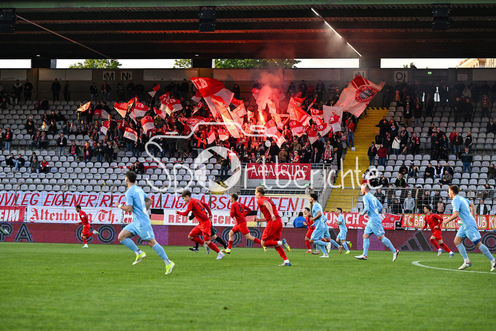 FC Bayern Amateure - Türkgücü München | Die Fans der Bayern Amateure zuenden eine Fackel / Choreo / Ultras / Pyro / Regionalliga Bayern: FC Bayern Muenchen II - Tuerkguecue Muenchen, Gruenwalder Stadion am 09.05.2025