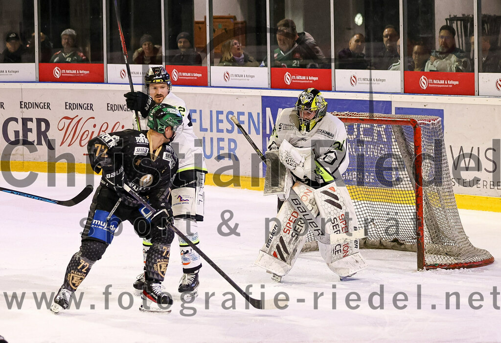 2024-02-16_097_TSV_Erding_gegen_ERSC_Amberg | Erding, Deutschland, 16.02.2024:
Eishockey, Bayernliga Playoffs 2023 / 2024, 1. Spieltag, TSV Erding gegen ERSC Amberg, Endergebnis: 1:2

Leon Abstreiter (Erding Gladiators, #72), Torwart Timon Bätge (ERSC Amberg, #31)

Foto: Christian Riedel / fotografie-riedel.net