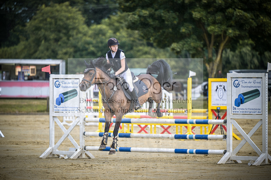 DOS_7314 | Entdecke hochwertige Reitturnierfotos von Foto Oger. Professionell, emotional und authentisch – jetzt Lieblingsmomente im Shop bestellen. - Realisiert mit Pictrs.com