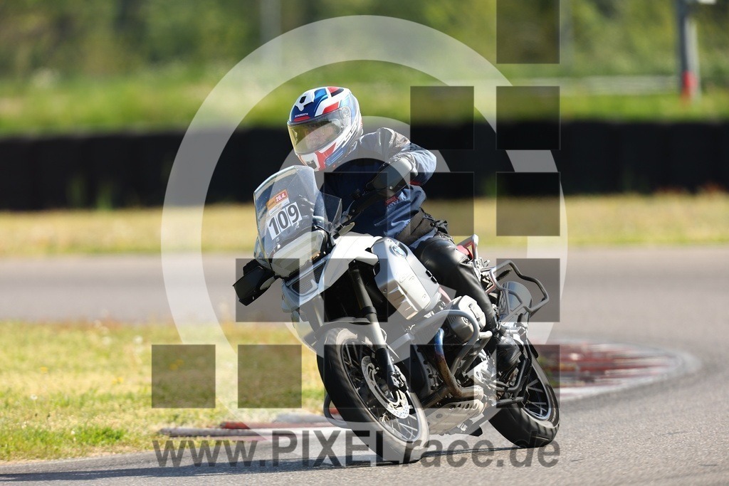 0109-20260426_00541 | Schöne Erinnerungen an spannende Momente - das festzuhalten ist unser Job. PIXELrace.de ist seit 2003 auf den Rennstrecken Europas unterwegs um die Action draußen beim Fahren und die wunderbare Stimmung imm Fahrerlager für euch einzufangen.
