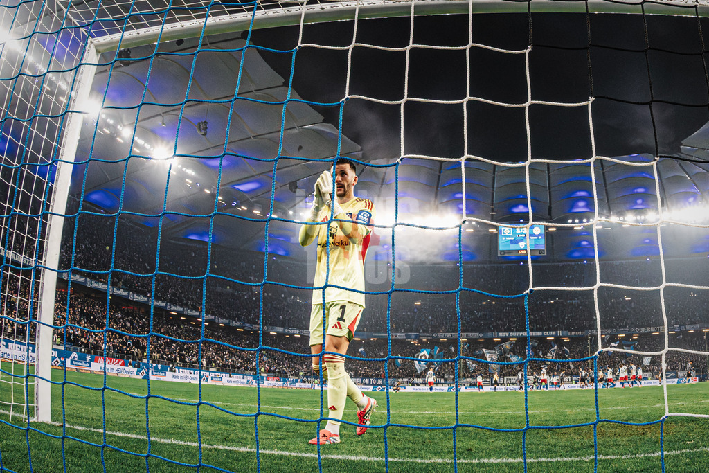 Fußball | Männer | Saison 2025/2026 | 1. Fußball-Bundesliga | 15. Spieltag | Hamburger SV vs. Eintracht Frankfurt | 20.12.2025 | Daniel Heuer Fernandes (#1, HSV) applaudiert den Fans
