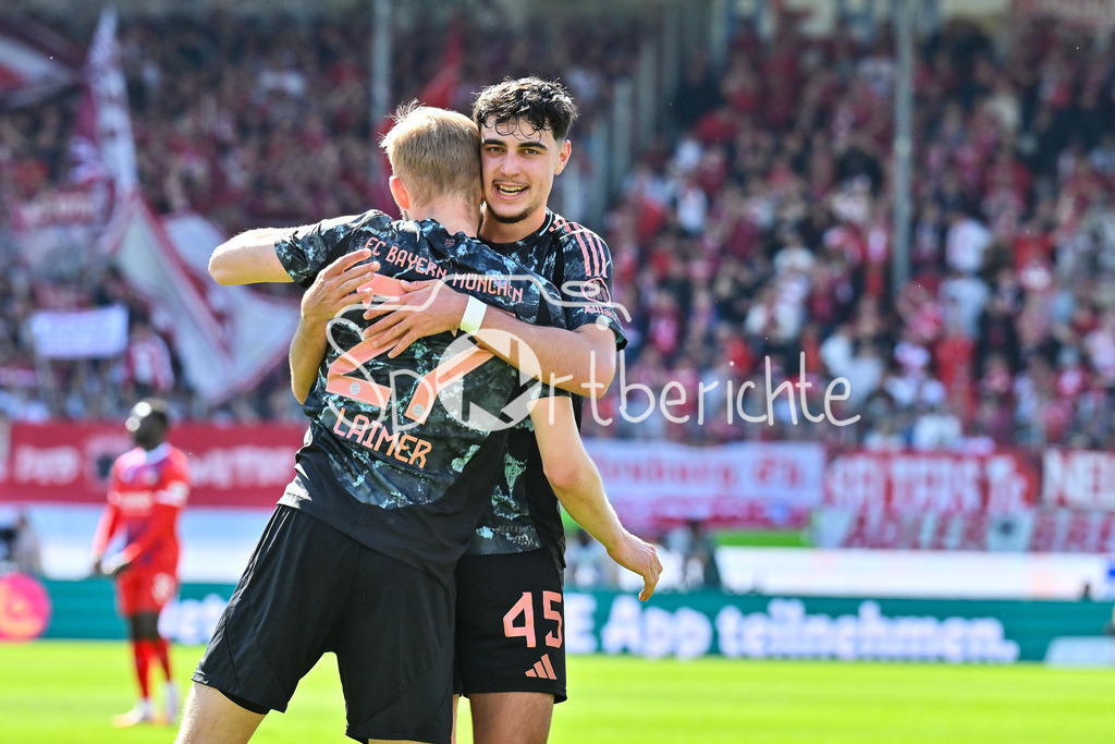 1. FC Heidenheim - FC Bayern München | Jubel der Gaeste nach dem Treffer zum 0-2 duch Konrad LAIMER (FC Bayern Muenchen 27) / Tor / Torschuetze / Freude / Happy / Bundesliga: 1. FC Heidenheim - FC Bayern Muenchen, Voith Arena am 19.04.2025