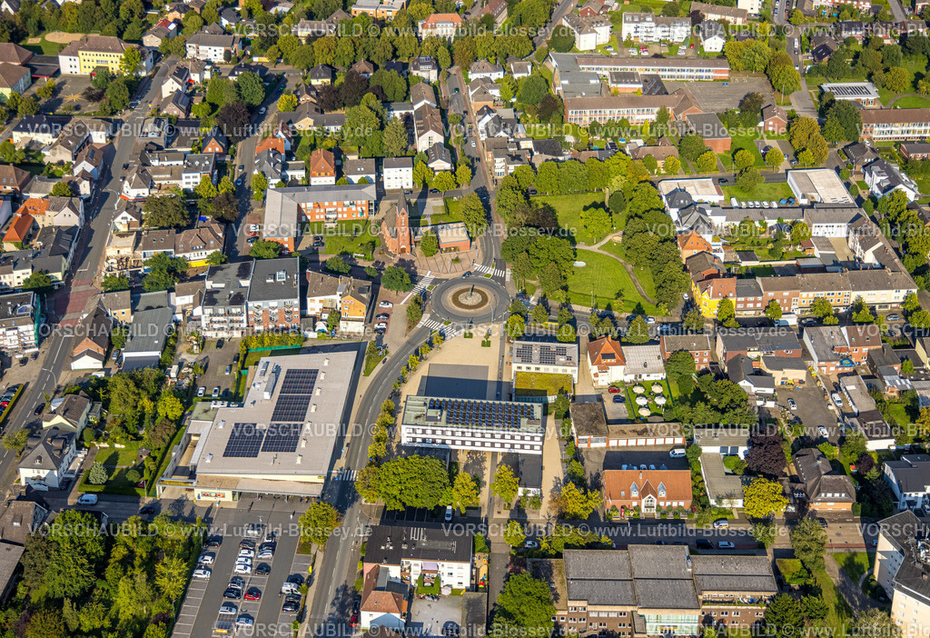 Beckum230805790Neubeckum | Luftbild, Innenstadt Zentrum, evang. Christuskirche und Seniorenwohnen an der Christuskirche, Edeka Supermarkt, Rathaus Neubeckum, Neubeckum, Beckum, Münsterland, Nordrhein-Westfalen, Deutschland