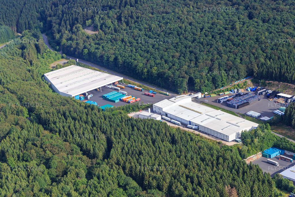 Luftbild: Industriegebiet Am Sauerbrunnen mit Markengetränke Schwollen GmbH und Hochwald Sprudel Schupp GmbH in Schwollen im Bundesland Rheinland-Pfalz in Deutschland.Foto: IMG_091995.jpg vom 16.07.2016 durch Werner Riehm/FLY-FOTO.deBerg Quelle Mineralwasser, Limonaden und Schorlen aus dem HunsrückHochwald Sprudel - Unser Engagement