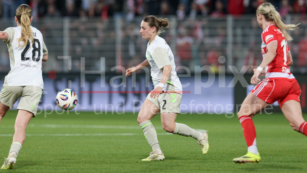 Fussball, Google Pixel Frauen-Bundesliga, 1. FC Union Berlin - SV Werder Bremen | Chiara D Angelo (SV Werder Bremen, 2) am Ball, Einzelbild, Ganzkörper, Aktion, Action, Spielszene, DIE DFB-RICHTLINIEN UNTERSAGEN JEGLICHE NUTZUNG VON FOTOS ALS SEQUENZBILDER UND/ODER VIDEOÄHNLICHE FOTOSTRECKEN. DFB REGULATIONS PROHIBIT ANY USE OF PHOTOGRAPHS AS IMAGE SEQUENCES AND/OR QUASI-VIDEO.