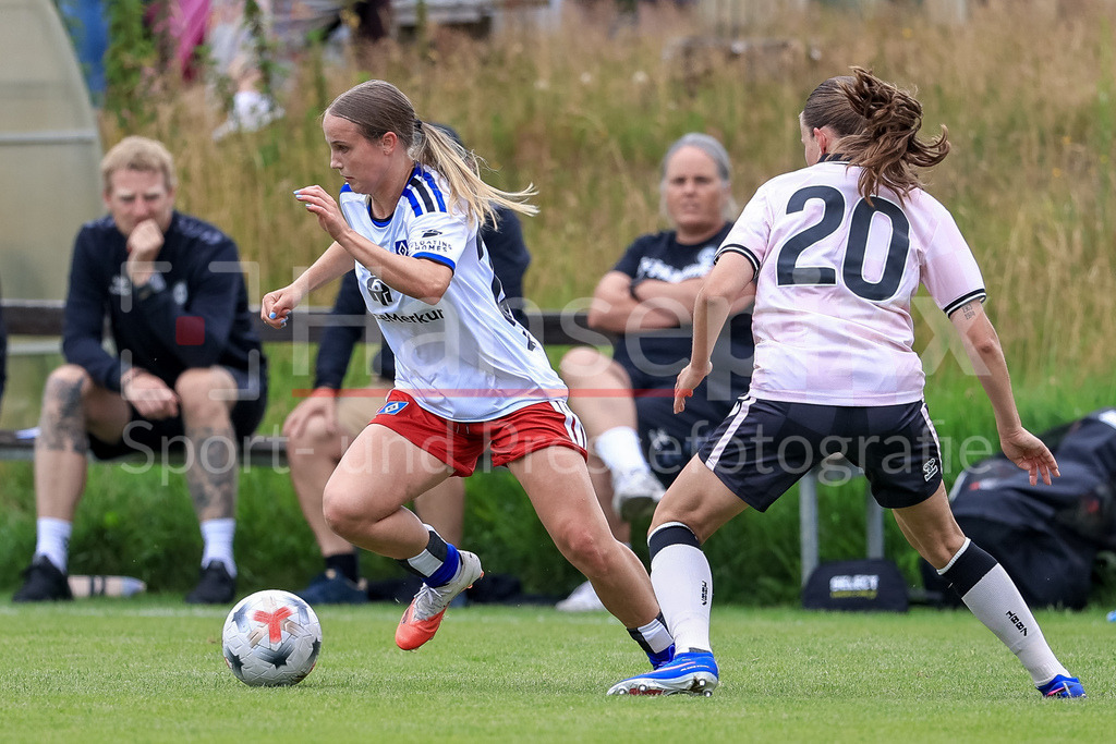 Fussball, Testspiel Frauen, Hamburger SV - Odense BK | v.li.: Jonna Wrede (Hamburger SV, HSV, 26) und Sofie Thrige (Odense BK, 20) im Zweikampf, Duell, Dynamik, Aktion, Action, Spielszene