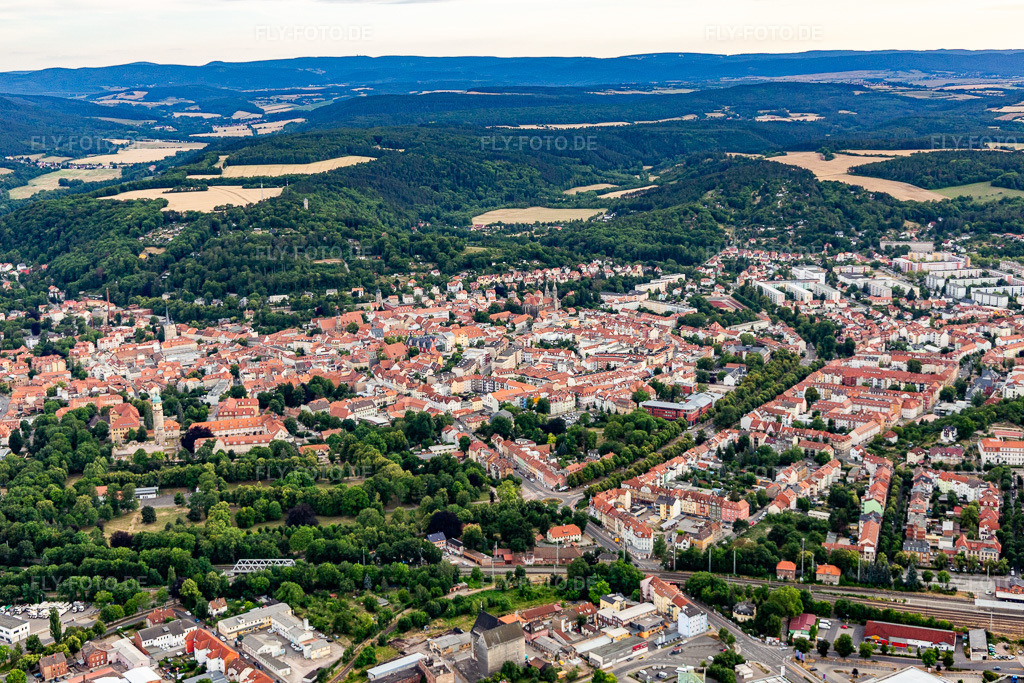 Luftbild: Stadtansicht aus Norden in Arnstadt im Bundesland Thüringen in Deutschland. Foto: IMG_116055.jpg vom 10.07.2019 durch Werner Riehm/FLY-FOTO.de
