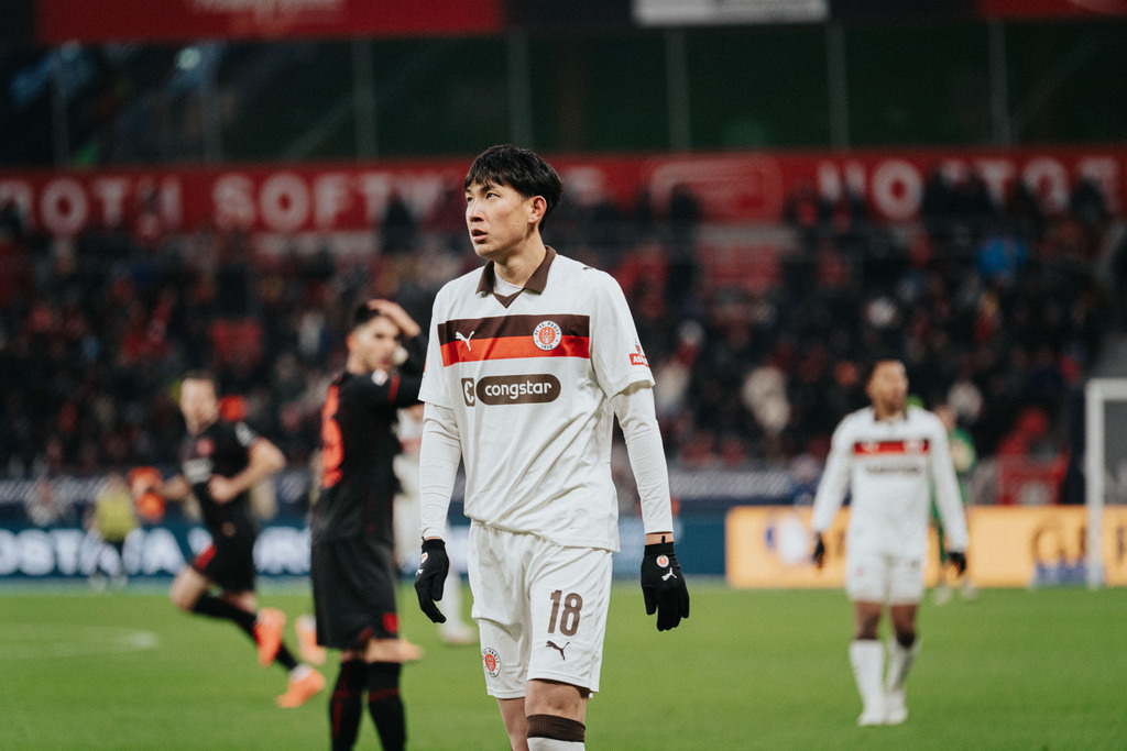 FCS05372 | Der offizielle Shop für FC St. Pauli Fotos. Wähle aus Spielszenen & Fanmomenten dein FCSP Wunschformat. Wir liefern Millerntor-Atmosphäre.