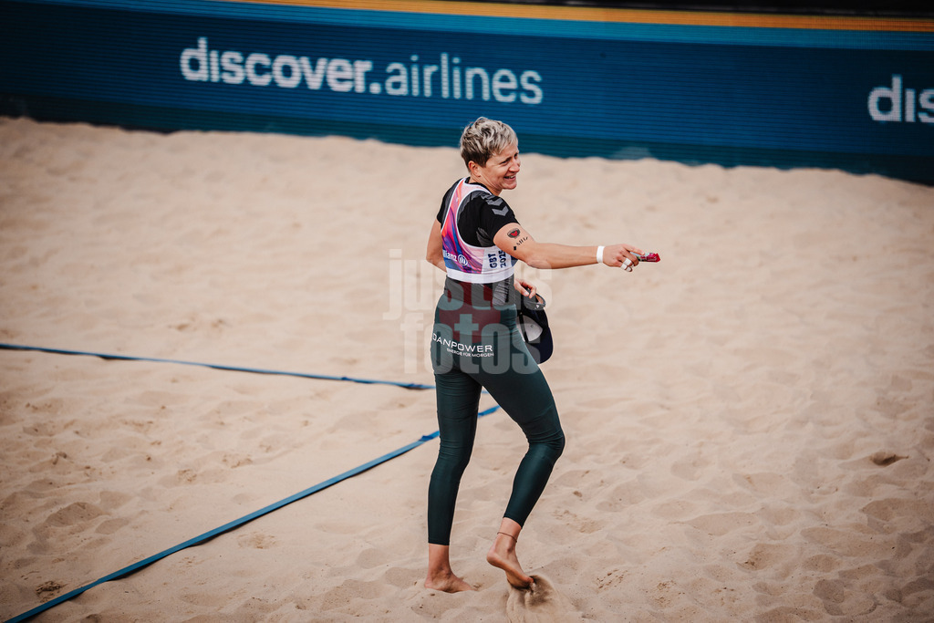 Beachvolleyball | Frauen | Allianz German Beach Tour 2025 | Tourstop Berlin | 23.08.2025 | Melanie Gernert beim Einlauf ins Stadion