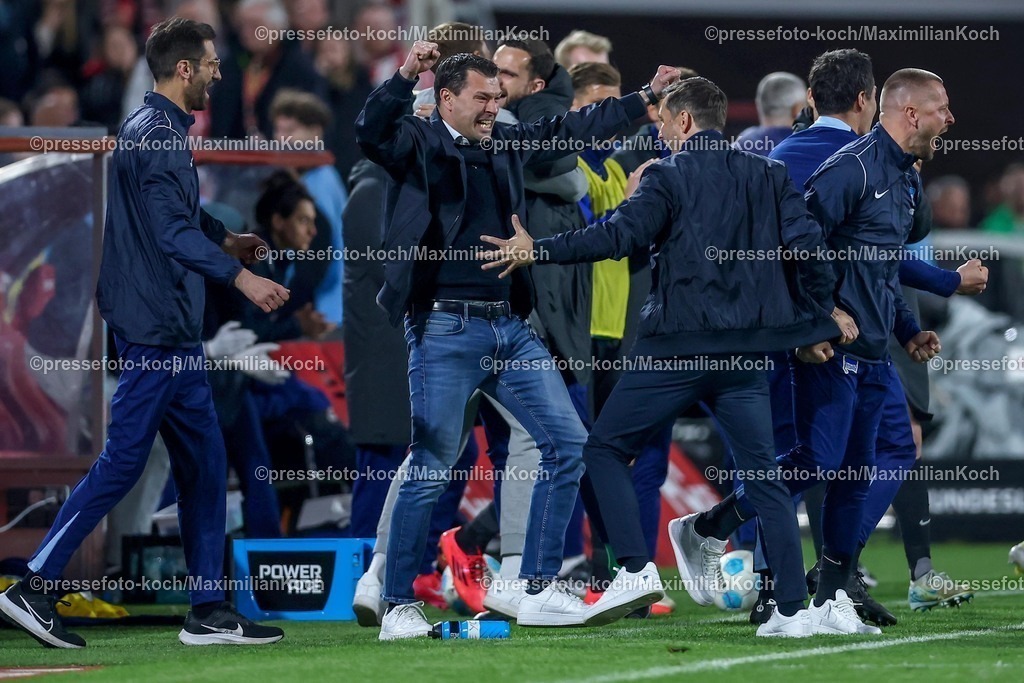 1FC05042501090 | 05.04.2025, Fußball, 1. FC Köln - Hertha BSC, 2.. Fußball Bundesliga, 28. Spieltag, RheinEnergie-STADION, Saison 2024 2025: Sportdirektor Benny Weber (Hertha BSC) jubelnd neben Stefan Leitl (Hertha BSC #hc) nach dem 1:0 Sieg DFB regulations prohibit any use of photographs as image sequences and or quasi-video.