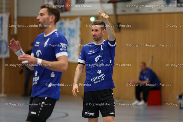 msghab_02900 | despor 2022.10.23 HB Männer Oberliga MSG Umstadt/Habitzheim - TV Petterweil  emspor, emonline, despor,  v.l.,  Robin Drews (MSG Umstadt/Habitzheim), Rico Funck (MSG Umstadt/Habitzheim) Daumen hoch
 - Realisiert mit Pictrs.com