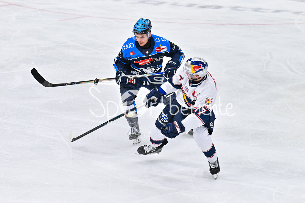 ERC Ingolstadt - EHC RB München | INGOLSTADT, GERMANY - 27. MAERZ: im Duell Edwin TROPMANN (ERC Ingolstadt 55) und Adam BROOKS (RB München 77) während dem Match zwischen dem ERC Ingolstadt und dem EHC RB München bei Spiel 2 des DEL Playoff Viertelfinales in der Saturn Arena