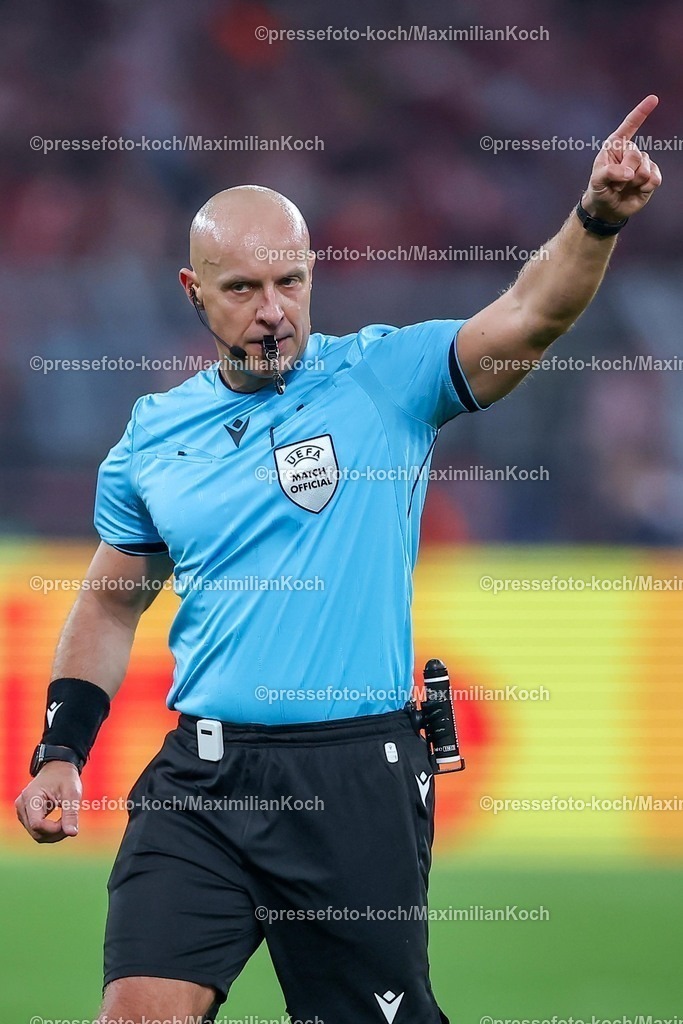 UCL01102501194 | 01.10.2025, Fußball, UEFA Champions League, Borussia Dortmund - Athletic Club Bilbao, BVB Stadion, 2. Spieltag, Saison 2025 2026: Schiedsrichter Szymon Marciniak gestikulierend  Regulations prohibit any use of photographs as image sequences and or quasi-video.