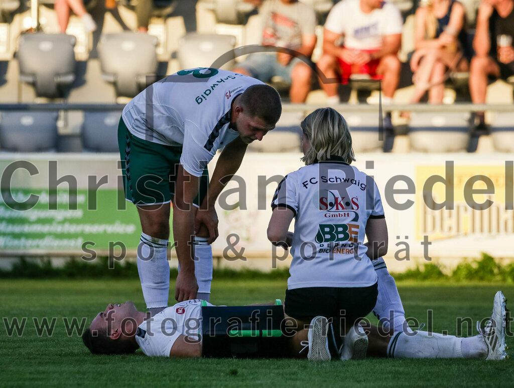 2023-08-18_057_FC_Schwaig_gegen_TSV_Kastl | Oberding, Deutschland, 18.08.2023:
Fußball, Landesliga Südost 2023 / 2024, 7. Spieltag, FC Schwaig gegen TSV Kastl, Endergebnis: 2:2

Maximilian Buchauer (FC Schwaig, #27), Nils Wölken (FC Schwaig, #8), Physiotherapeutin Christin Sachs (FC Schwaig)

Foto: Christian Riedel / fotografie-riedel.net