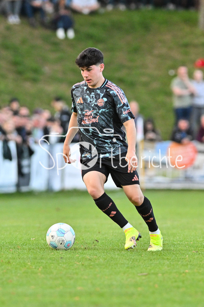 TSV Aubstadt - FC Bayern Amateure | am Ball Felipe CHAVEZ (FC Bayern München II #8) / Einzelfoto / Freisteller / Regionalliga Bayern: TSV Aubstadt - FC Bayern Muenchen II, NGN-Arena am 23.04.2025