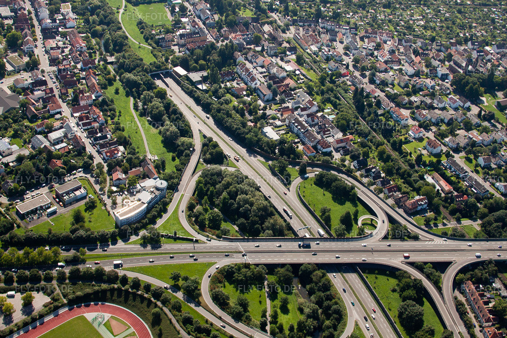 Luftbild: Verkehrsführung und Fahrbahnen der Straßenführung am Kreuz Südtangente zum Zubringer A5 Karlsruhe Ettlingen vor dem Edeltrudtunnel im Ortsteil Beiertheim-Bulach in Karlsruhe im Bundesland Baden-Württemberg in Deutschland. Foto: IMG_32071.jpg vom 20.08.2010 durch Werner Riehm/FLY-FOTO.de