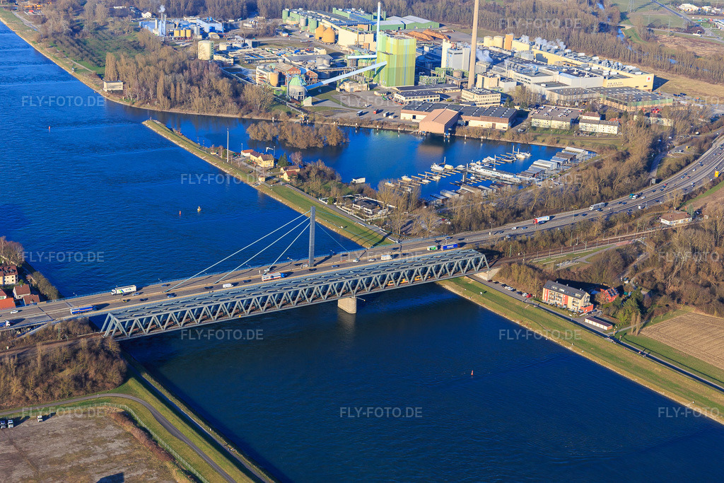 Luftbild: Eisenbahn- und B10-Bundestraßen-Rheinbrücken Maxau zwischen Maximiliansau und Karlsruhe im Ortsteil Knielingen in Karlsruhe im Bundesland Baden-Württemberg in Deutschland. Foto: IMG_104912.jpg vom 14.03.2018 durch Werner Riehm/FLY-FOTO.de
