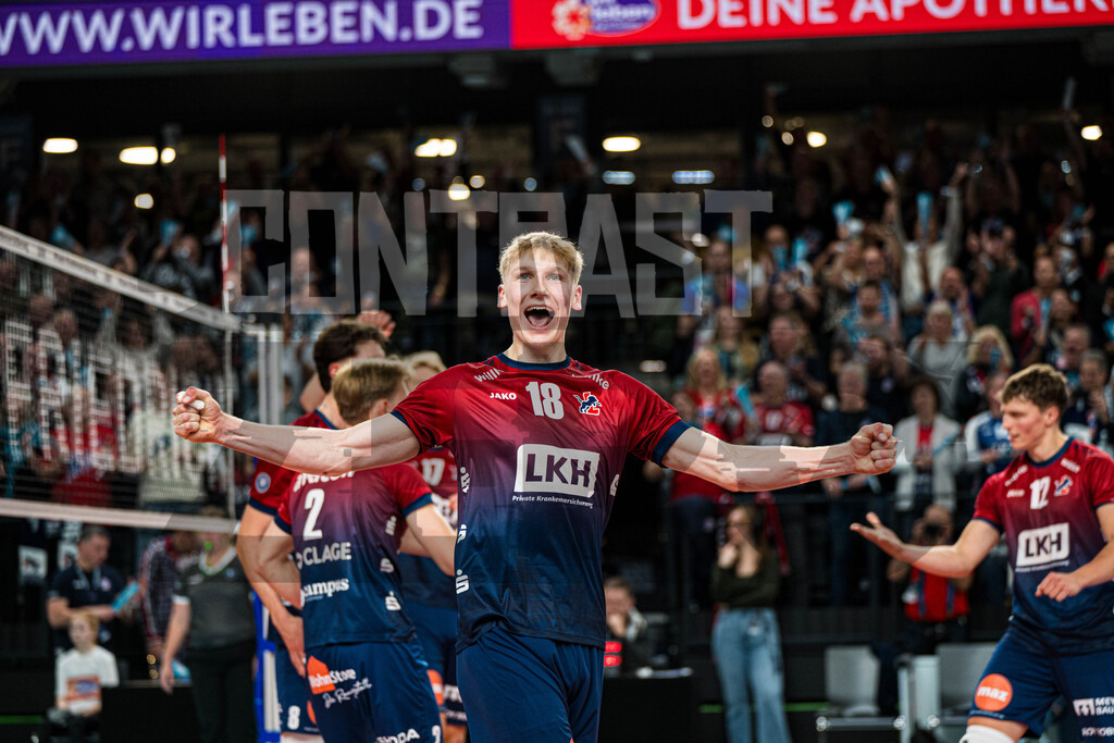 Volleyball I Herren I Saison 2025/2026 I Volleyball Bundesliga I 2. Spieltag I SVG Lüneburg - cerebricks Volley Goats Mitteldeutschland | Axel Valdemar Juul Larsen (18, SVG Lüneburg) jubelt auf dem Feld nach Punktgewinn - Realisiert mit Pictrs.com