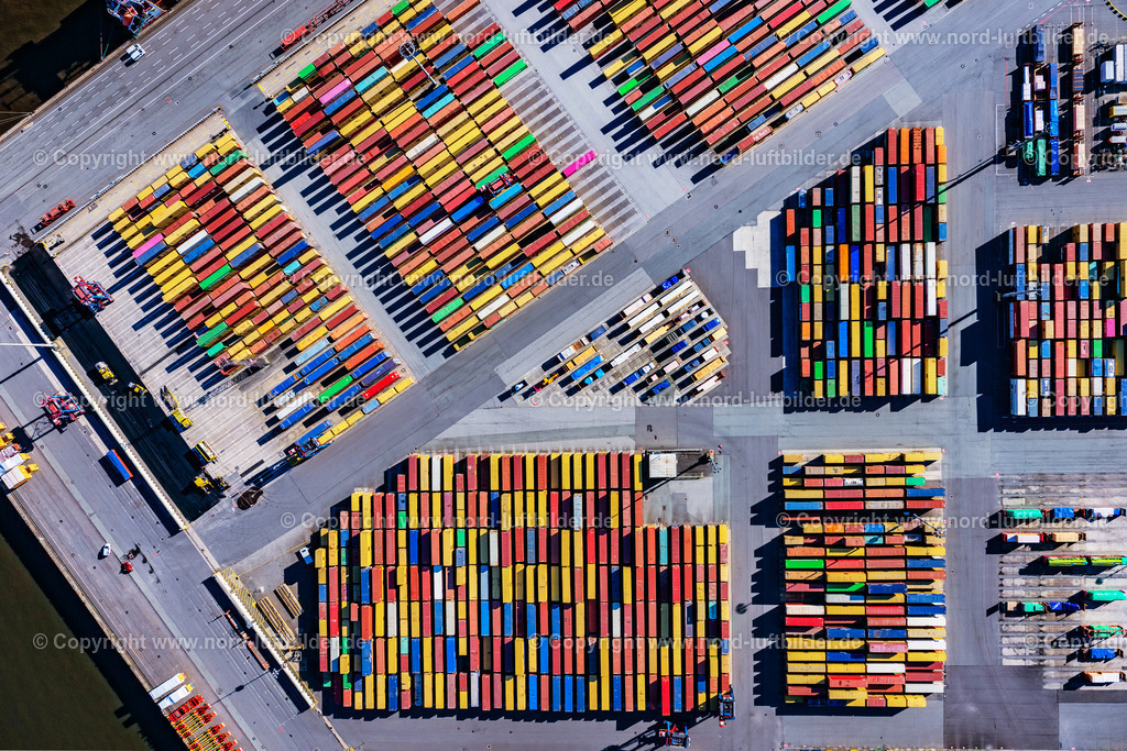 Hamburg_Burchardkai_Container_Senkrechtaufnahme_ELS_1320090525 | HAMBURG 09.05.2025 Senkrecht- Luftbild aus der Satelliten- Perspektive vom Blick auf Container und Containerschiffe am Kai der HHLA Logistics Container Terminal Burchhardkai und Waltershofer Hafen im Eurogate Container Terminal des Hamburger Hafens in Hamburg. Weiterführende Informationen bei: HPA Hamburg Port Authority,  Hafen Hamburg Marketing e.V. (HHM),  hamburg.de GmbH & Co. KG. // Vertical aerial view from the satellite perspective of the view on container and container ships at berth HHLA Logistics Container Terminal Burchhardkai and Walter Hofer Euro Gate Container Terminal in the Port of Hamburg harbor in Hamburg. Further information at: HPA Hamburg Port Authority,  Hafen Hamburg Marketing e.V. (HHM),  hamburg.de GmbH & Co. KG. Foto: Martin Elsen