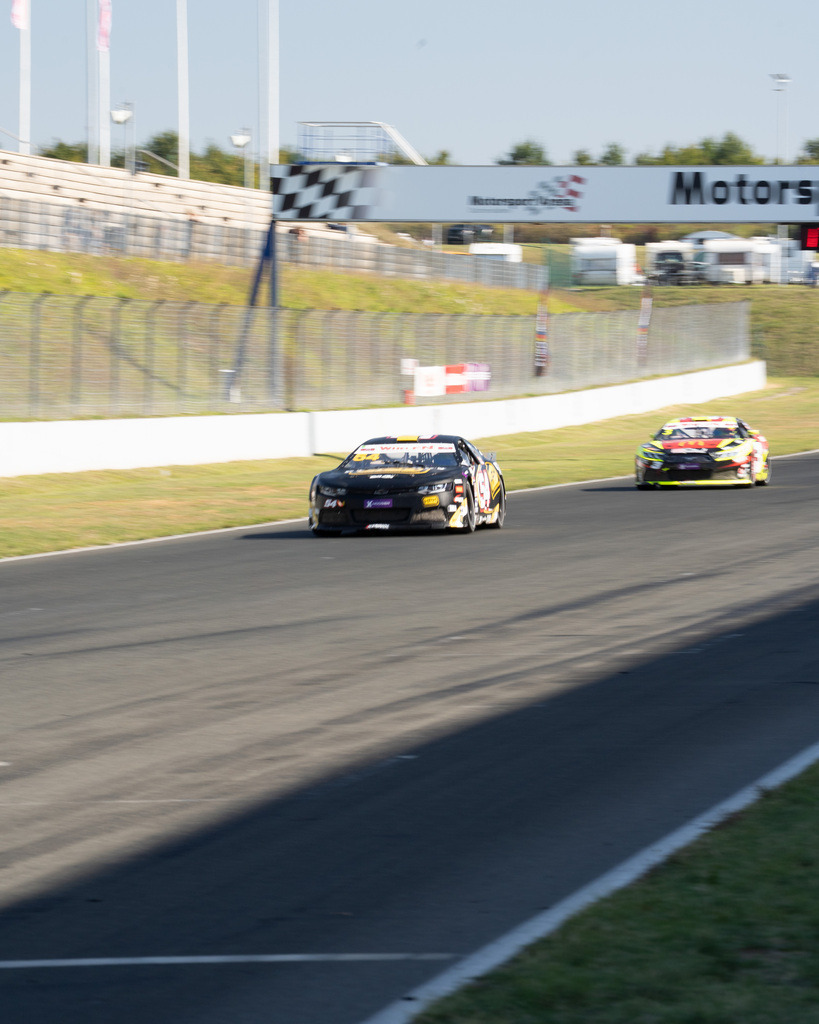 EURONASCAR OSCHERSLEBEN | Exklusive Motorsport-Fotografie aus Leipzig von TXO Media – für Rennfahrer, Teams & Sponsoren. Sausemuth liefert starke Bilder, die Emotion zeigen. Jetzt buchen & glänzen! - Realisiert mit Pictrs.com