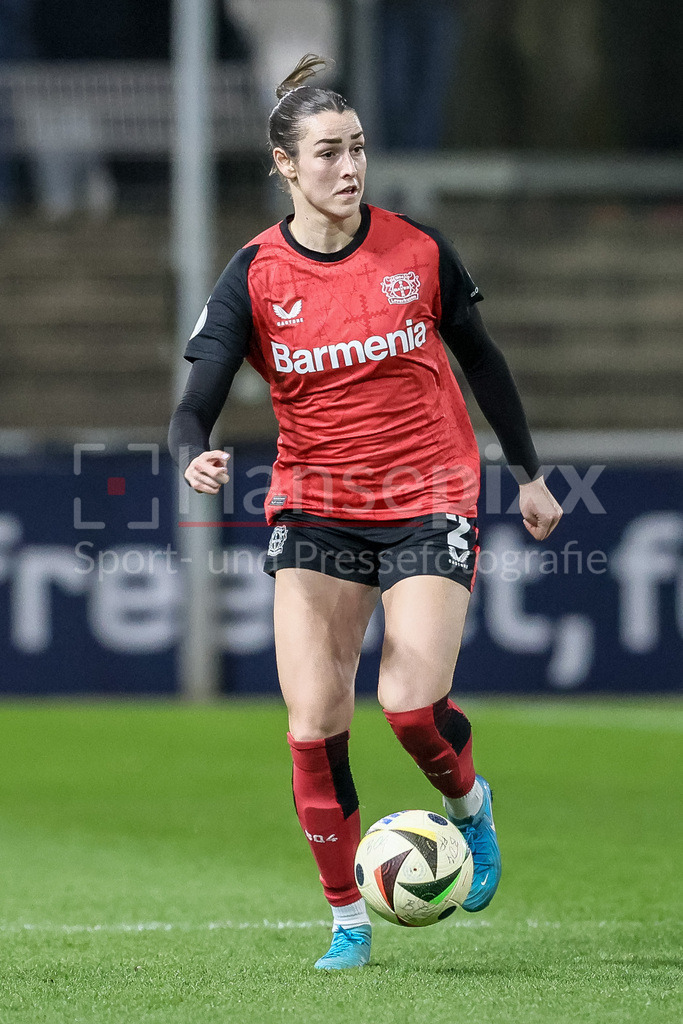 Fussball, DFB-Pokal Frauen, Bayer 04 Leverkusen - SV Werder Bremen | v.li.: Selina Ostermeier (Bayer 04 Leverkusen, 2) am Ball, Freisteller, Einzelbild, Ganzkörper, Aktion, Action, Spielszene, DIE DFB-RICHTLINIEN UNTERSAGEN JEGLICHE NUTZUNG VON FOTOS ALS SEQUENZBILDER UND/ODER VIDEOÄHNLICHE FOTOSTRECKEN. DFB REGULATIONS PROHIBIT ANY USE OF PHOTOGRAPHS AS IMAGE SEQUENCES AND/OR QUASI-VIDEO.