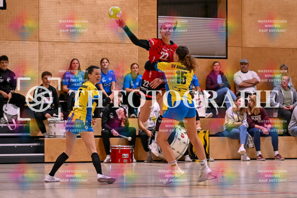 GER, SG Maulburg/Steinen - SV Allensbach 2, Frauen-Handball, Oberliga Suedbaden, 1. Spieltag, Saison 2024/2025, 28.09.2024 | Maike Hartmann (SG Maulburg/Steinen, #22) beim Wurf am Kreis gegen Lea Scharpf (SV Allensbach 2, #15)GER, SG Maulburg/Steinen - SV Allensbach 2, Frauen-Handball, Oberliga Suedbaden, 1. Spieltag, Saison 2024/2025, 28.09.2024Foto: TH Fotografie/Thomas Hess