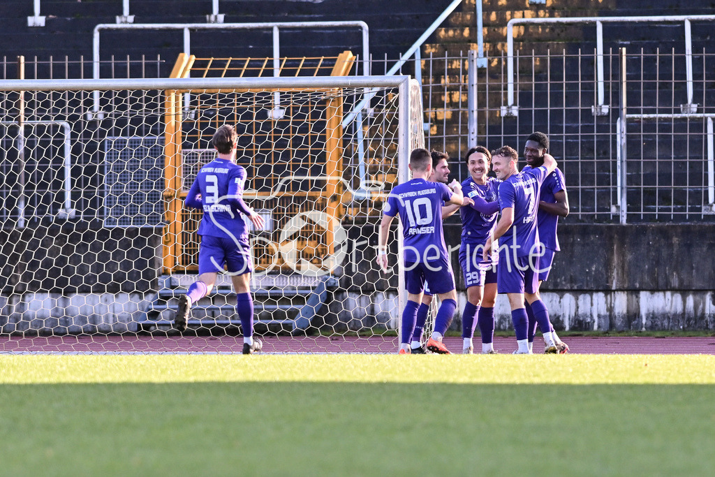 TSV Schwaben Augsburg - FC Bayern Amateure | AUGSBURG, GERMANY - 29. NOVEMBER: Jubel nach dem Treffer zum 2-0 durch Achitpol KEEREEROM (TSV Schwaben Augsburg 29) / Tor / Torschuetze / Freude / Happy beim Ligaspiel zwischen dem TSV Schwaben Augsburg und den Amateuren des FC Bayern am 20. Spieltag der Regionalliga Bayern im Rosenaustadion