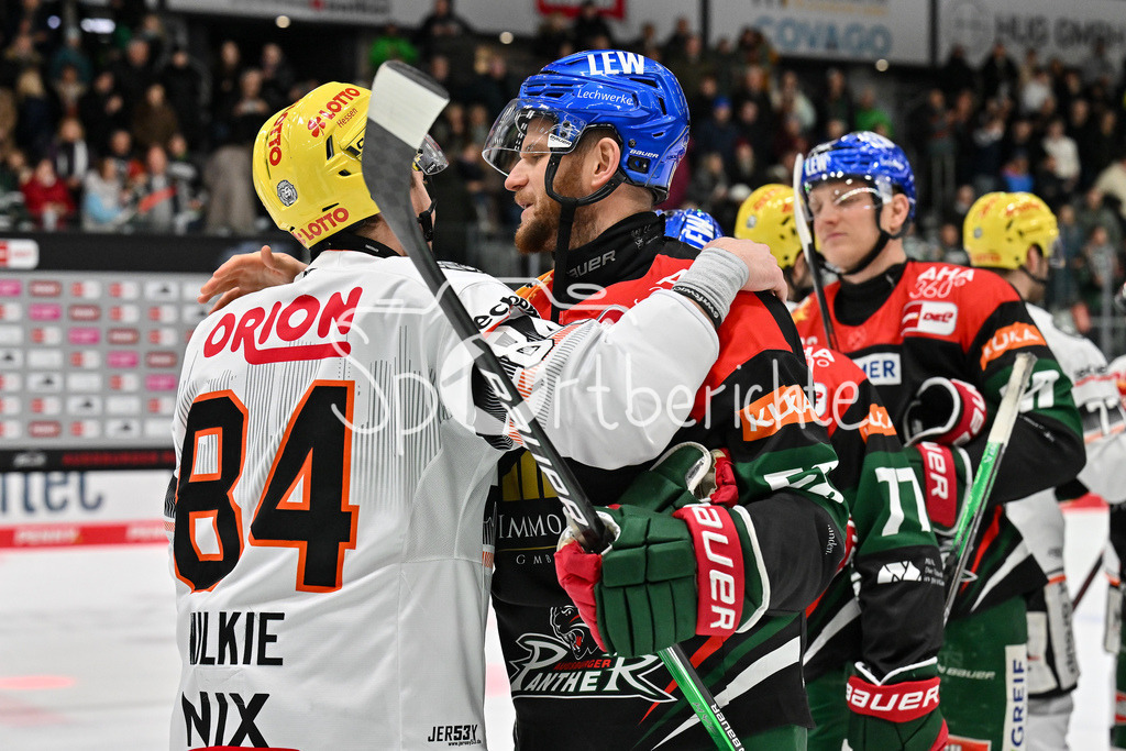 Augsburger Panther - Löwen Frankfurt  | die Verabschiedung nach der Partie zwischen Chris WILKIE (Loewen Frankfurt 84) und Maximilian RENNER (Augsburger Panther #58) / DEL: Augsburger Panther - Loewen Frankfurt, Curt Frenzel Stadion am 12.01.2025