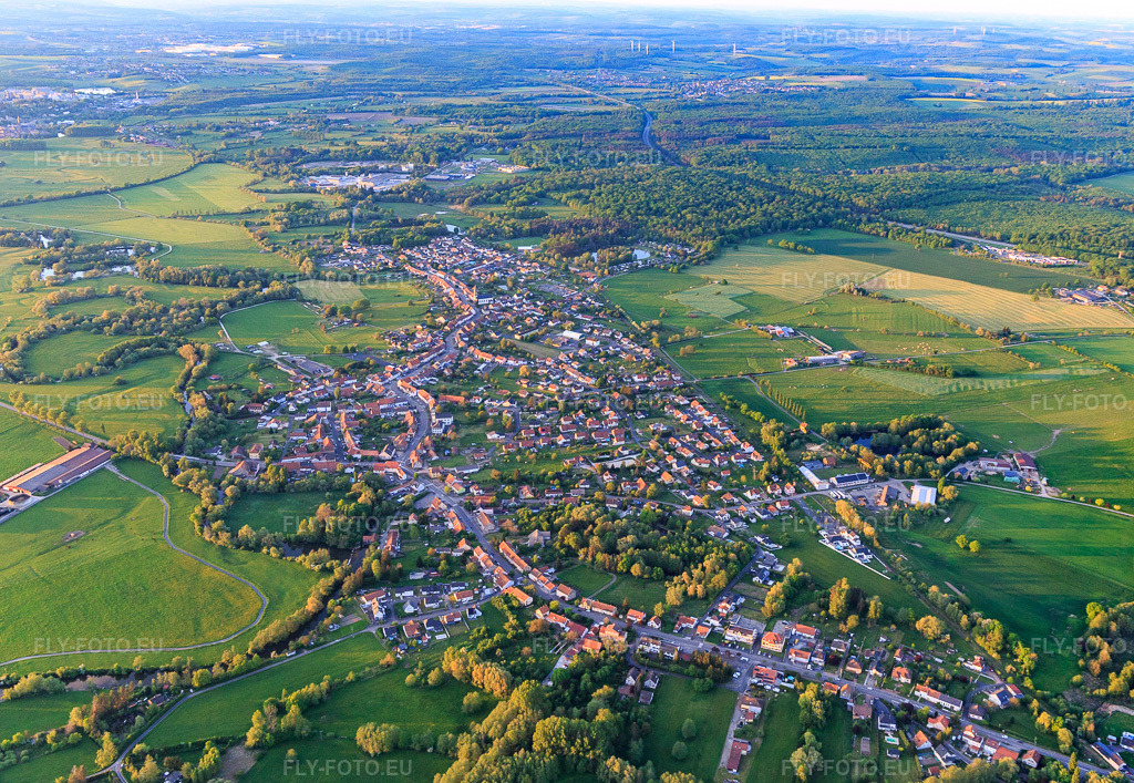 Vue aérienne: Vue de la ville depuis le sud-ouest à Keskastel dans le département Bas Rhin, France. Photo: IMG_146213.jpg prise le 01/05/2025 par Werner Riehm/FLY-FOTO.eu – Résolution de l'original: 5107 x 3524 px