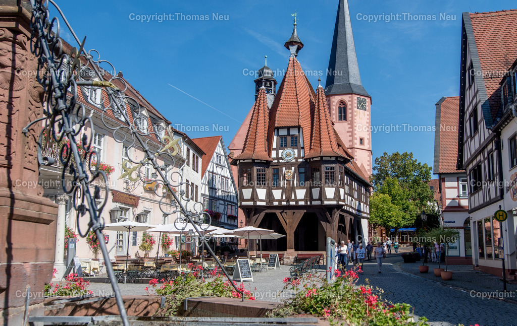Michelstadt-Altstadt-historisches-Rathaus-Odenwald_Fotografie-Thomas-Neu-6 | Der Marktplatz in Michelstadt im Odenwald mit seinem historisches Rathaus aus dem Jahre 1484