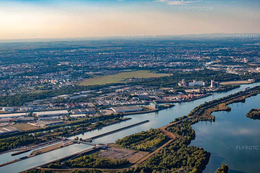 Aerial view: Port of Strasbourg in the district Port du Rhin Sud in Straßburg in the state Bas-Rhin, France. – Photo: IMG_59519.jpg taken on 08/16/2013 by Werner Riehm/FLY-FOTO.com – Resolution of the original: 4752 x 3168 px