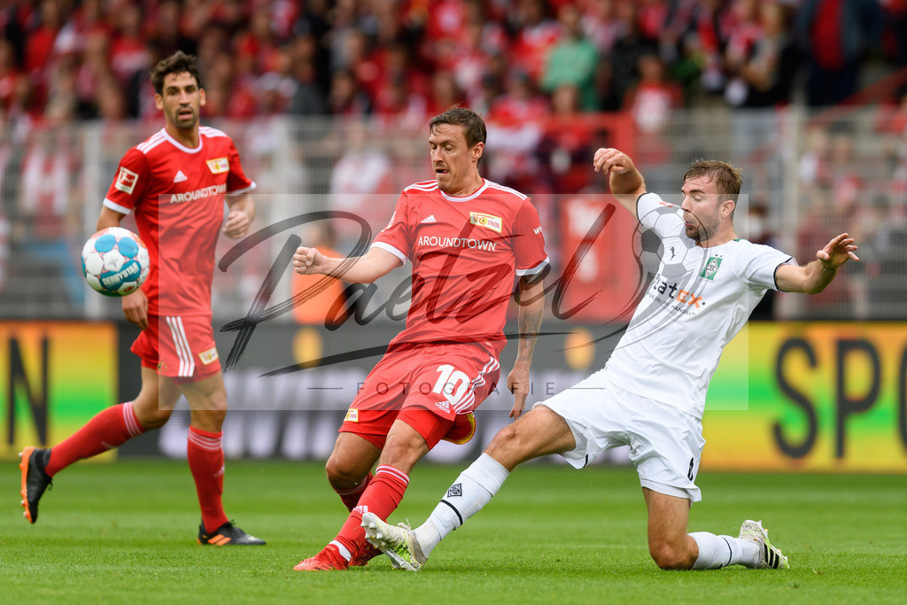 FCUBMG20210829_026 | Fussball, Herren: Max Kruse (1.FC Union Berlin) und Christoph Kramer (Borussia Moenchengladbach) im Zweikampf beim Spiel der 1. Bundesliga zwischen 1. FC Union Berlin und Borussia Moenchengladbach im Stadion An der Alten Foersterei am 29.08.2021 in Berlin, Deutschland. - Realisiert mit Pictrs.com