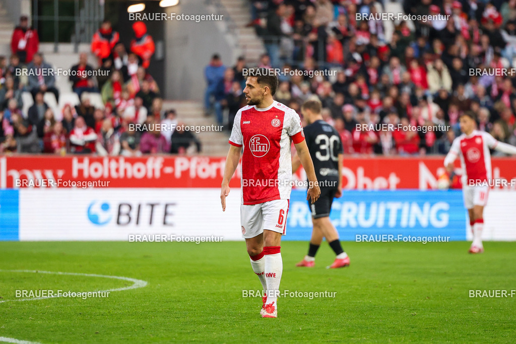 Rot-Weiss Essen - 1.Fc Schweinfurt | Essen, Deutschland, 02.11.2025 Ahmet Arslan  (Rot-Weiss Essen) schaut während des 3.Liga Spiels zwischen  Rot-Weiss Essen und 1.Fc Schweinfurt am 02.11.2025 im Stadion an der Hafenstraße in Essen. (Foto von Timo Bluhmki-Schmidt/Brauer Fotoagentur