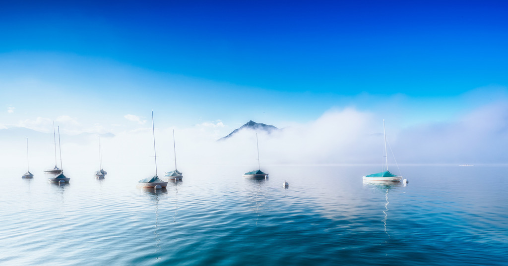 SST im Nebel | SST im Nebel
Boote der Segelschule Thunersee in Hilterfingen in einem leichten (sich auflösenden) Nebel, überragt von der Spitze des Niesens. 
-----------------------------------------------
Boats of the Thunersee sailing school in Hilterfingen in a light (dissolving) fog, dominated by the top of the Niesen.
-----------------------------------------------
Dieser Druck ist in einer limitierten Auflage von 5 Exemplaren erhältlich. 
This print is available in a limited edition of 5 copies. 
http://art.hess.photography/51-sst-im-nebel.html - Realisiert mit Pictrs.com
