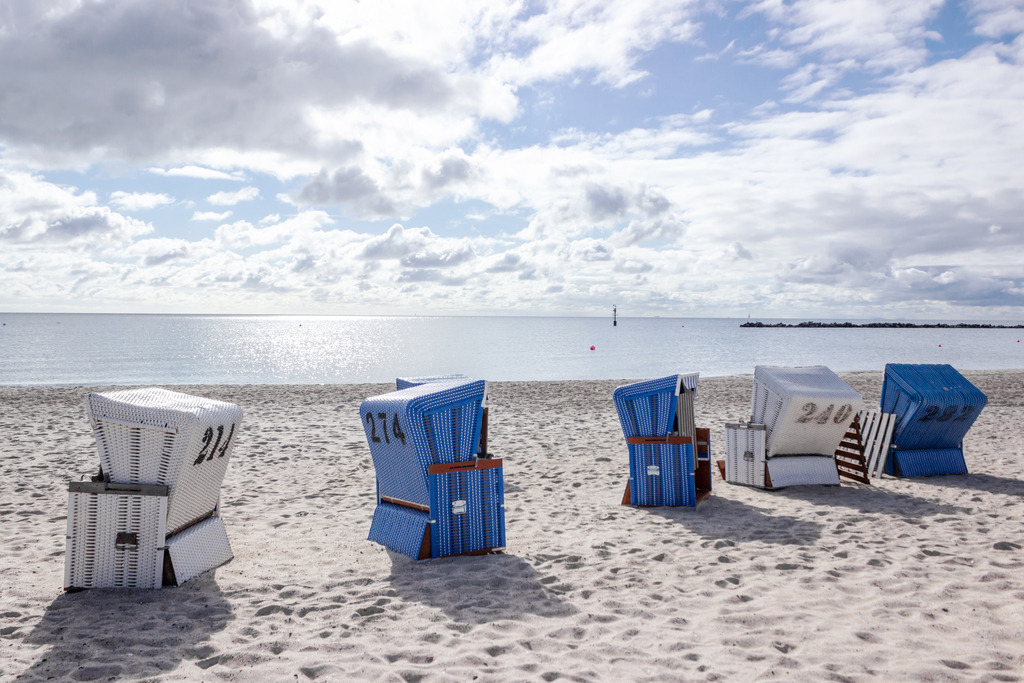 Wandbild: Strandkörbe am Sandstrand in Damp | Dieses Wandbild im Querformat zeigt Strandkörbe am Sandstrand in Damp. Am blauen Himmel befinden sich helle Wolken. Holen Sie sich den Sommer am Meer auf Leinwand, auf Alu-Dibond oder Acrylglas. Ideal fürs Wohnzimmer, Schlafzimmer, Küche, den Arbeitsplatz oder die Ferienwohnung. Die Wandbilder werden individuell für Sie in vielen Abmessungen produziert. Daher passen die Ostseekult Wandbilder immer perfekt an Ihre Wände.  - Realisiert mit Pictrs.com